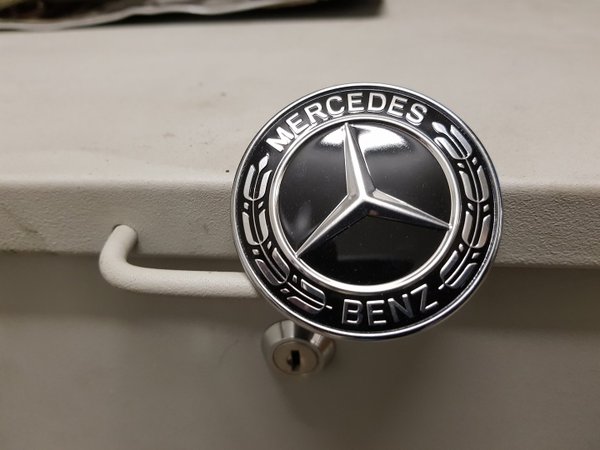 Motorhauben Emblem neues Modell Schwarz